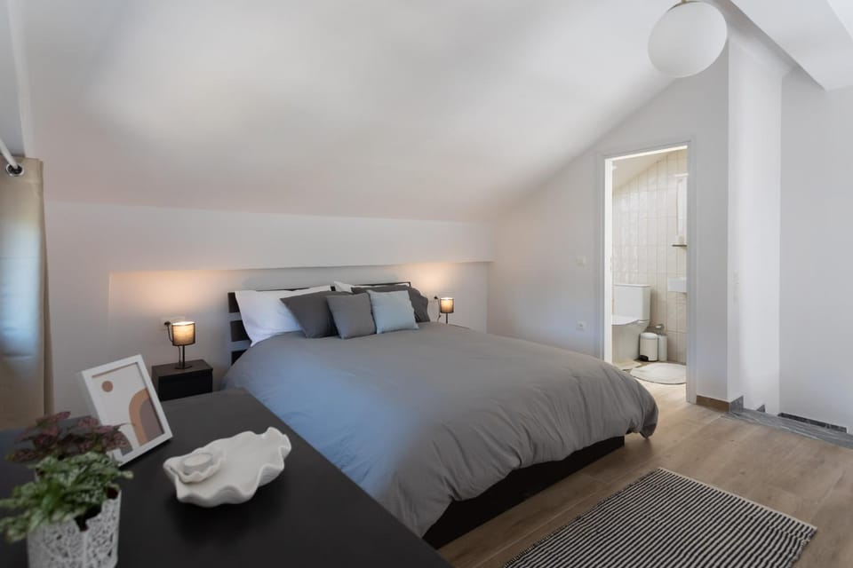 Bed, Photo of the whole room, Bedroom