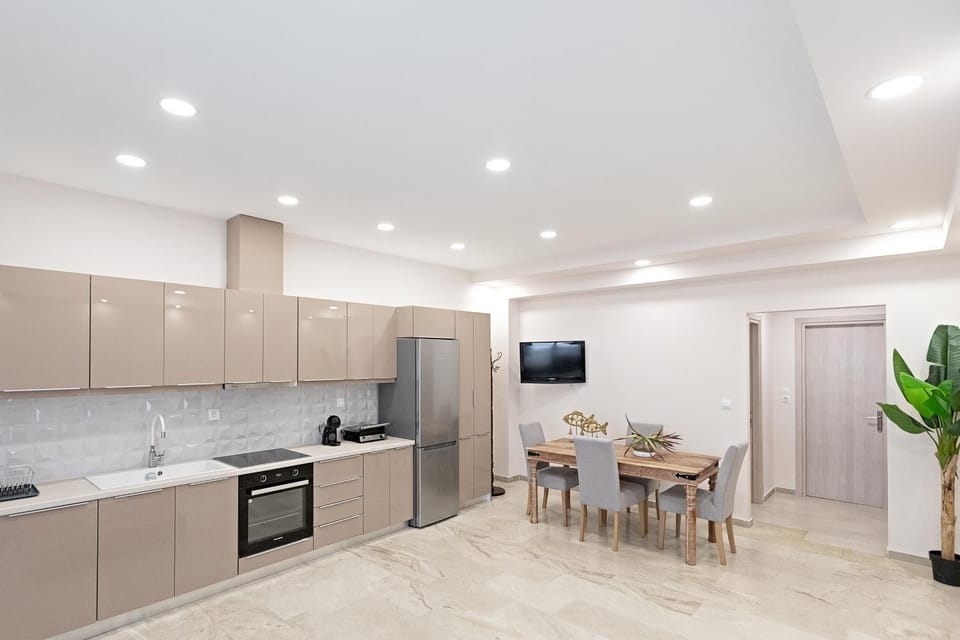 Dining area, kitchen