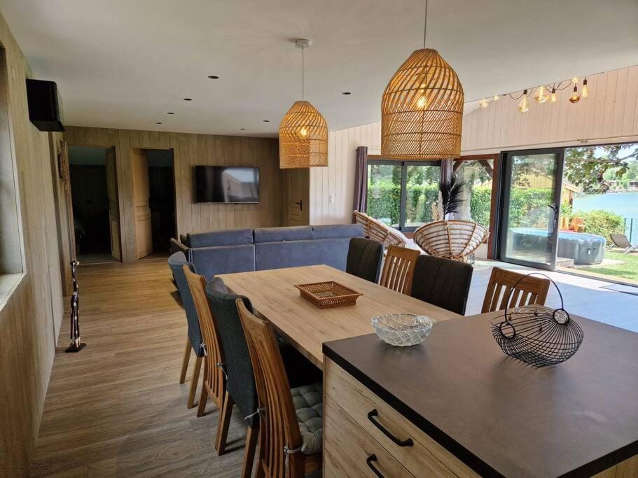 Chalet moderne au bord d'un lac Chalet in Île-de-France