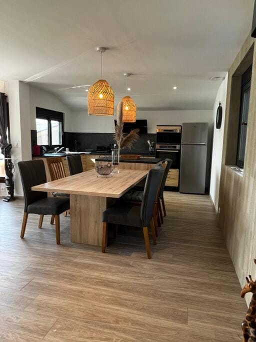 Chalet moderne au bord d'un lac Chalet in Île-de-France