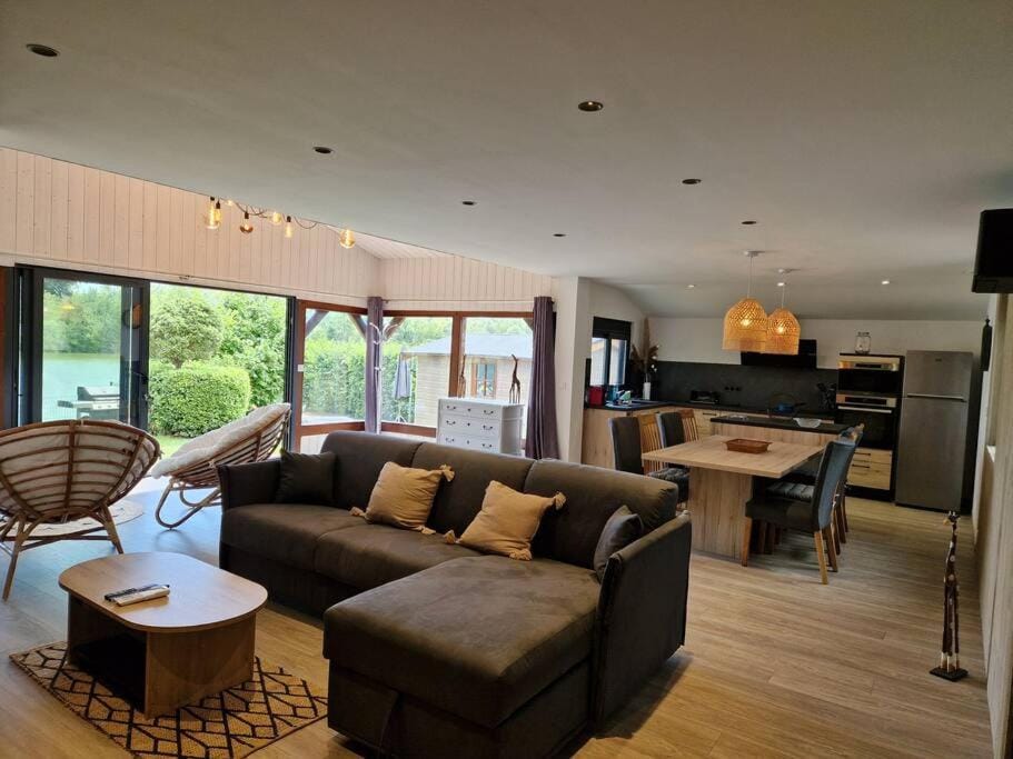 Chalet moderne au bord d'un lac Chalet in Île-de-France