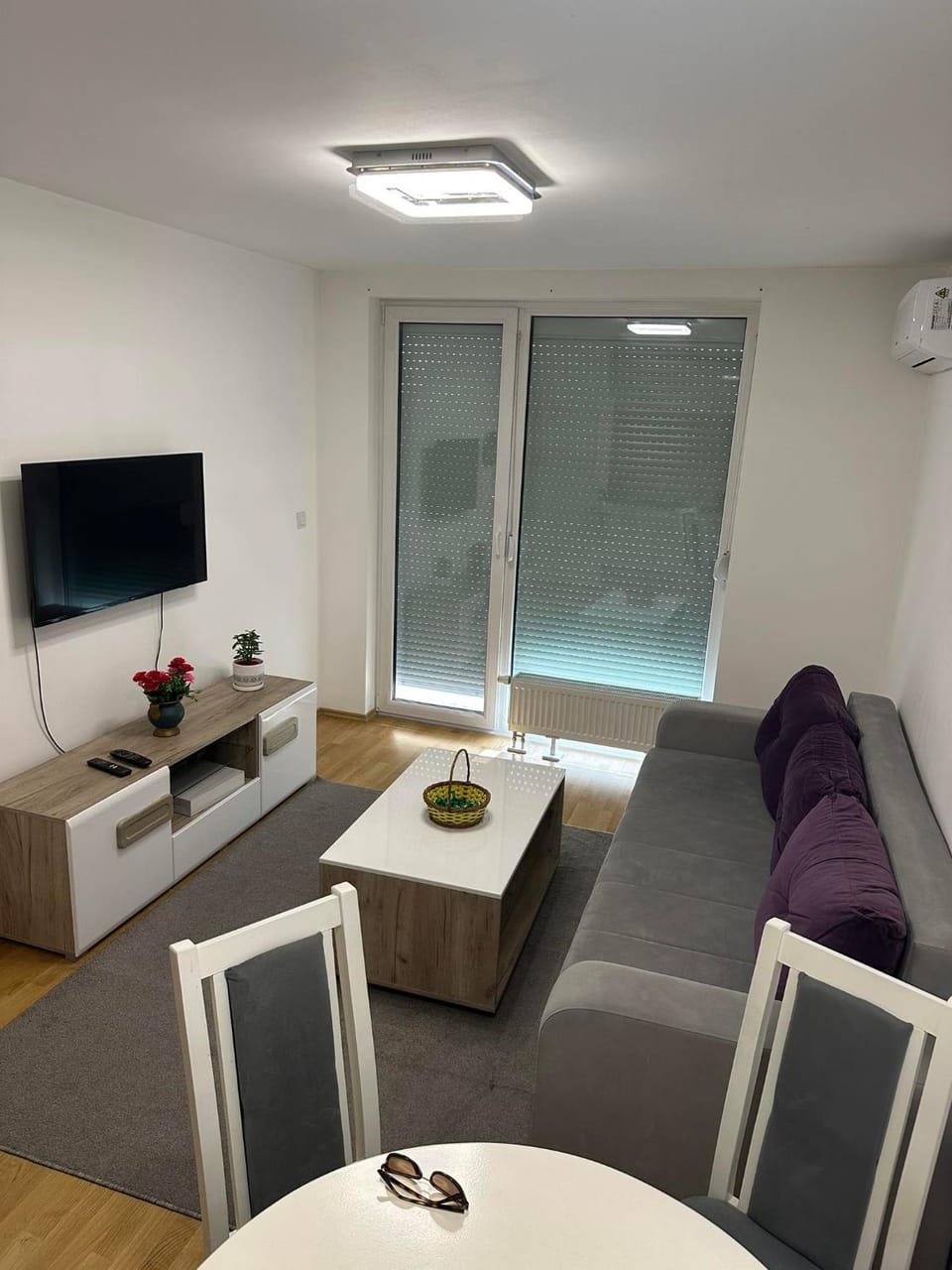 Communal lounge/ TV room, TV and multimedia, Living room, Seating area, air conditioner, air conditioner
