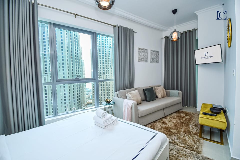 TV and multimedia, Living room, Photo of the whole room, Bedroom, towels, air conditioner