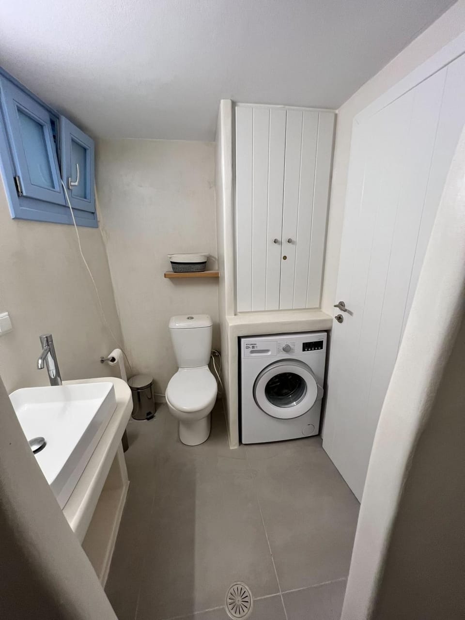 Bathroom, washing machine