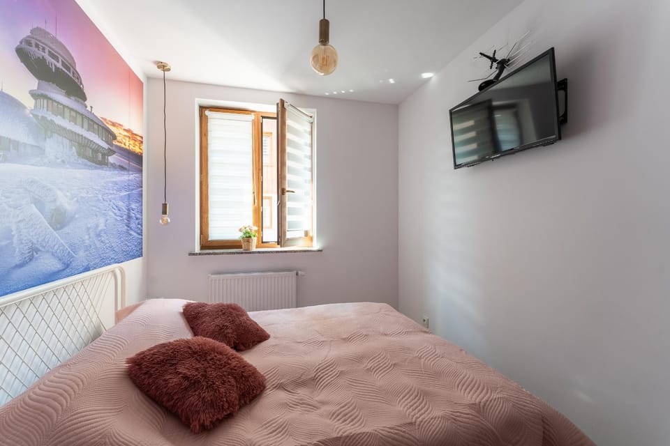Bed, TV and multimedia, Bedroom