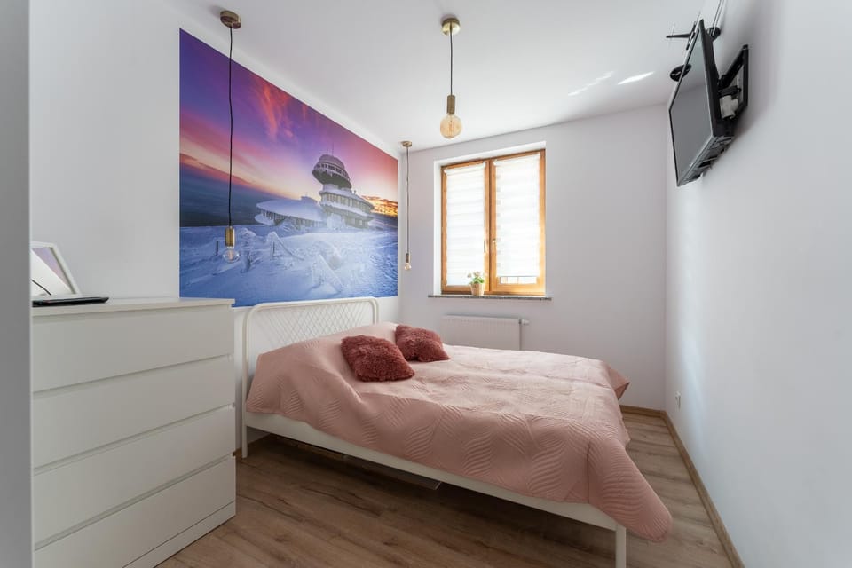Bed, TV and multimedia, Bedroom
