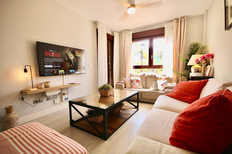 Bed, TV and multimedia, Living room, Photo of the whole room, Seating area, Evening entertainment