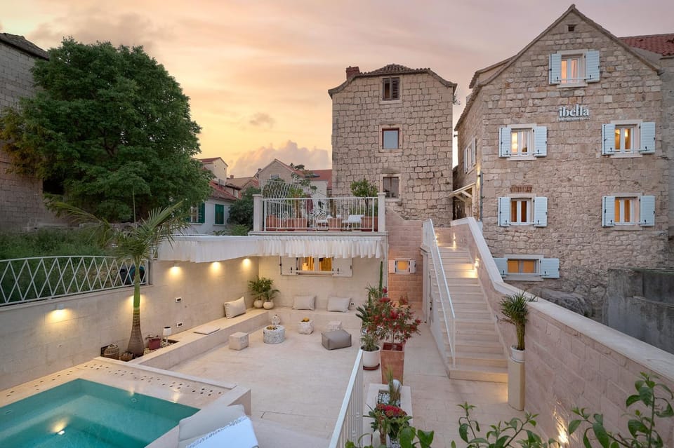 Property building, Garden, Swimming pool