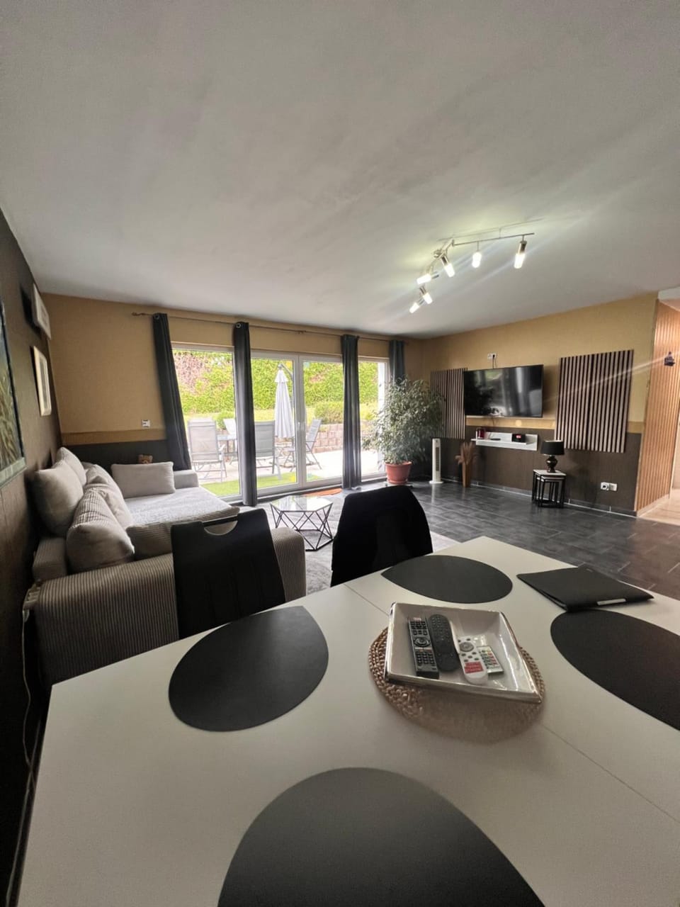 TV and multimedia, Living room, Photo of the whole room, Seating area
