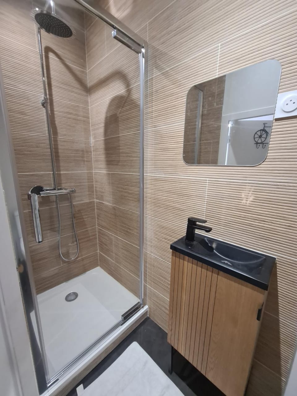 Shower, Internal: Not applicable to any particular room