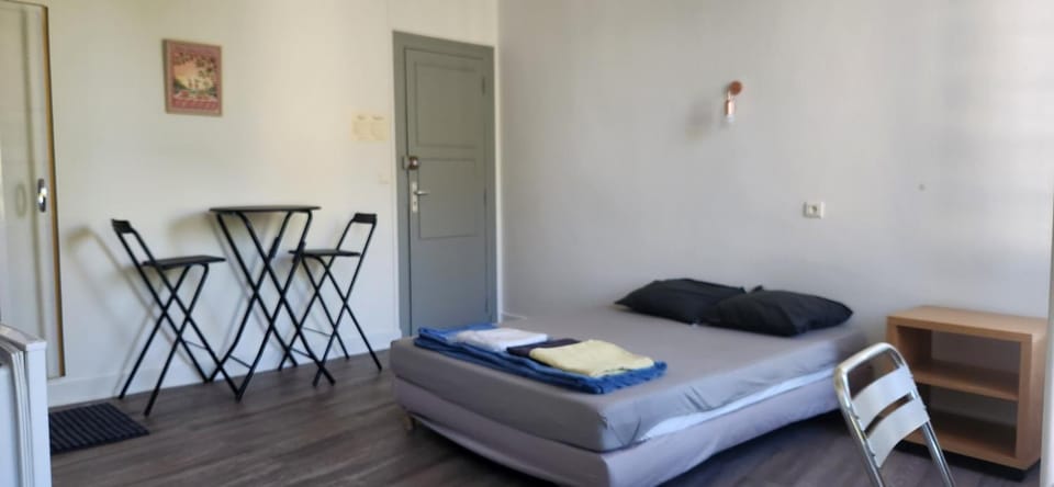 Photo of the whole room, Seating area