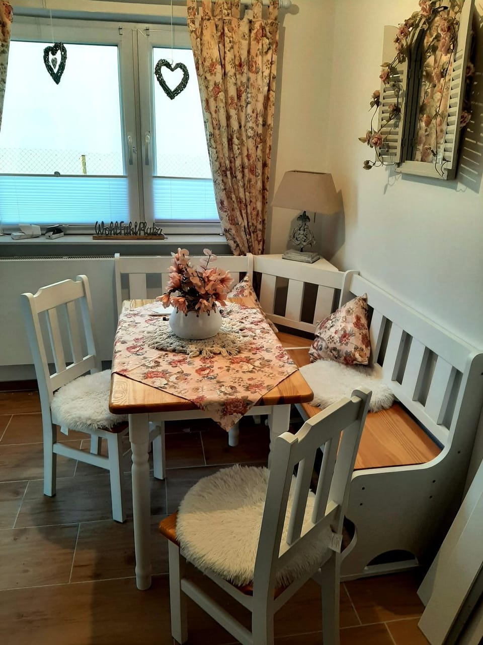 Seating area, Dining area