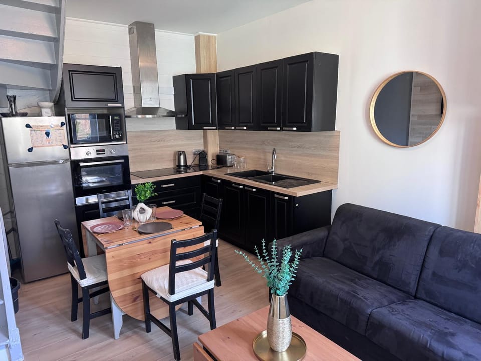 Kitchen or kitchenette, Living room