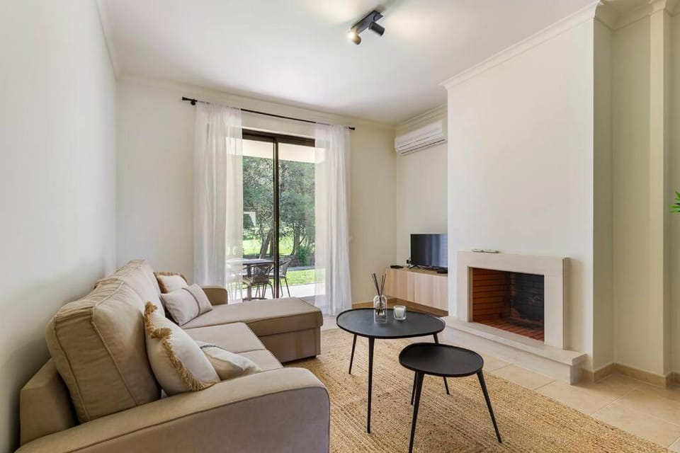 TV and multimedia, Living room, Seating area, Evening entertainment