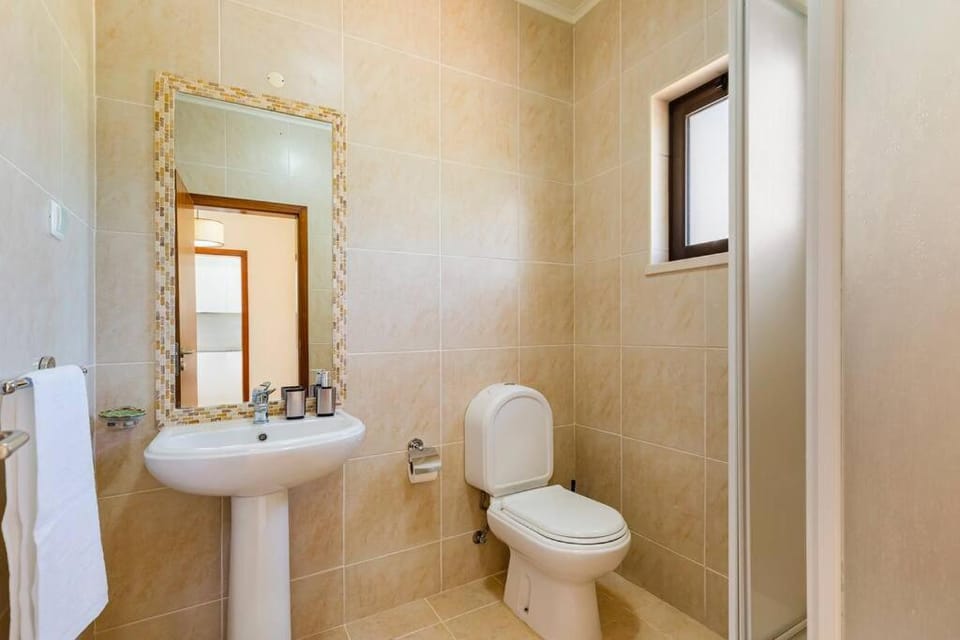 Shower, Toilet, towels
