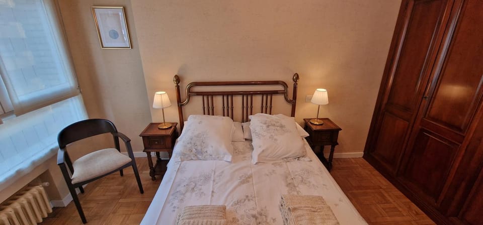 Bed, Photo of the whole room, Bedroom, internet, wardrobe