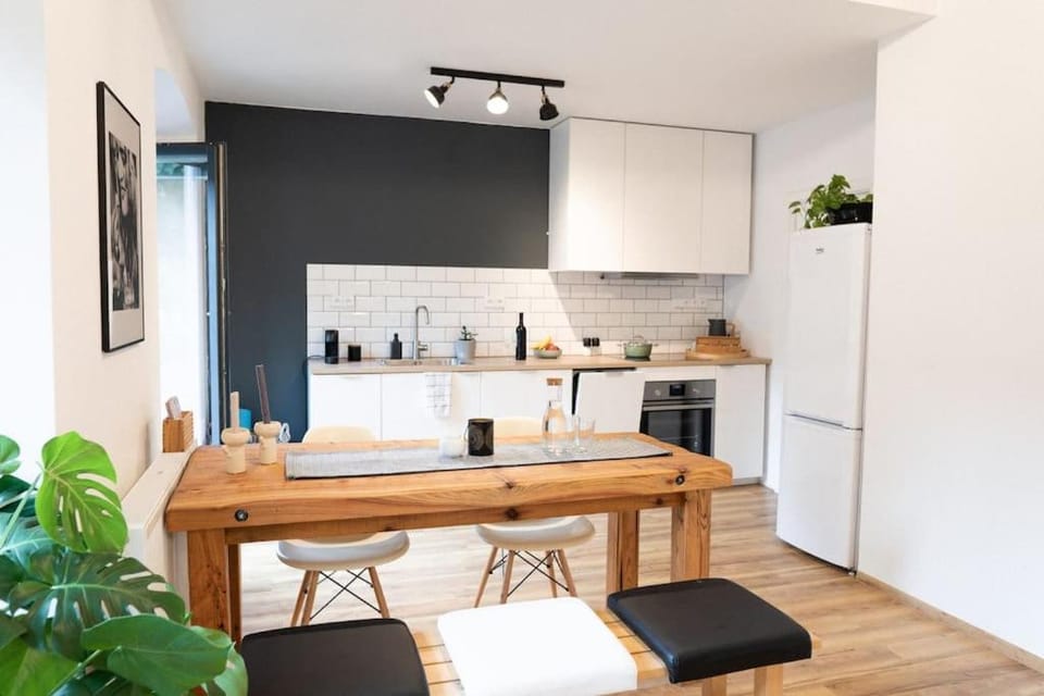 Coffee/tea facilities, Kitchen or kitchenette, Living room, Seating area, Dining area, pet friendly