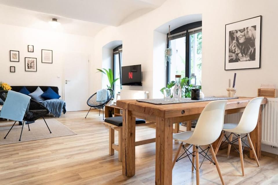 Communal lounge/ TV room, TV and multimedia, Living room, Seating area, Dining area, Evening entertainment