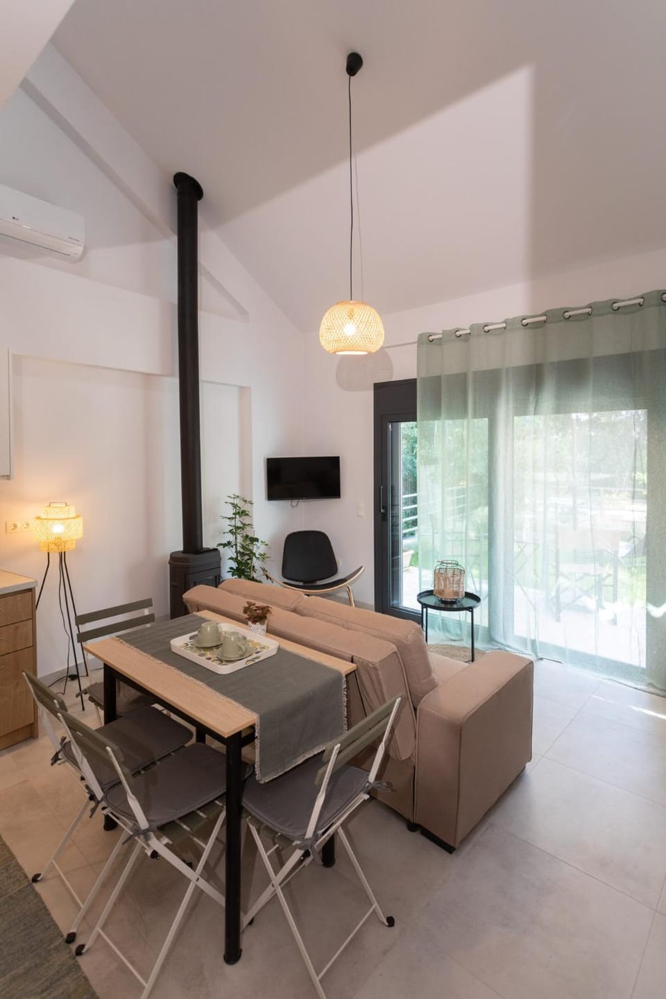Communal lounge/ TV room, TV and multimedia, Living room, Seating area, Dining area