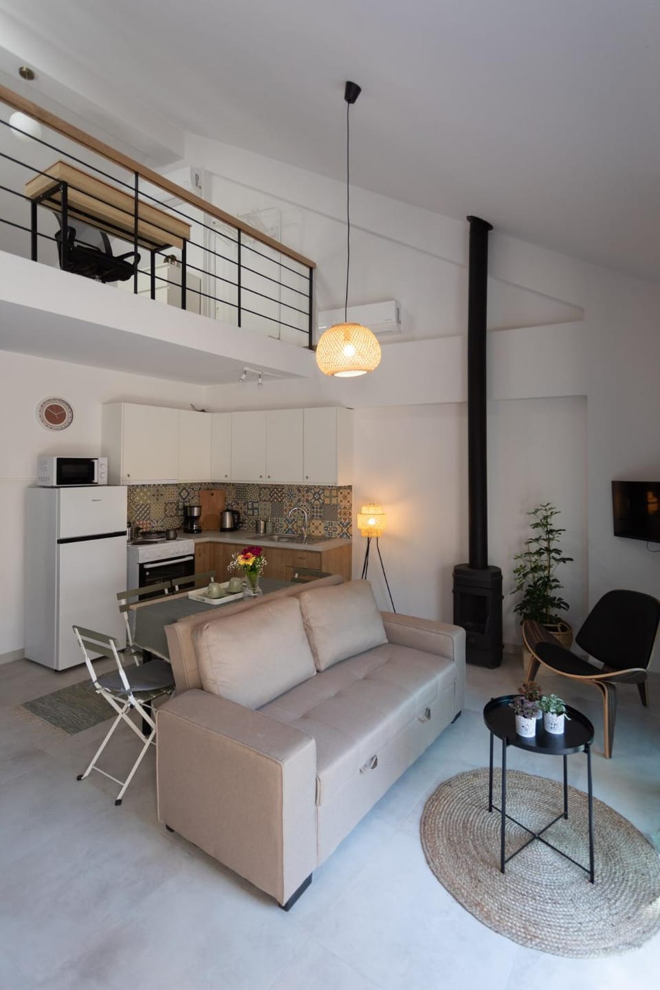 Kitchen or kitchenette, Living room, Seating area, internet, air conditioner