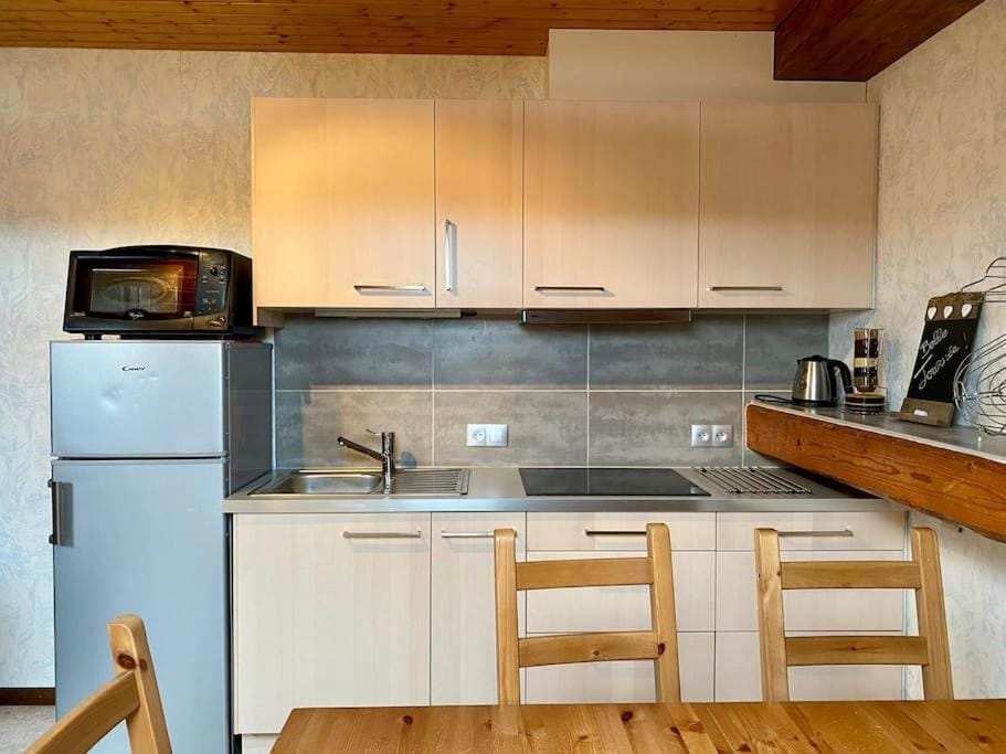 Coffee/tea facilities, Kitchen or kitchenette, stove, toaster