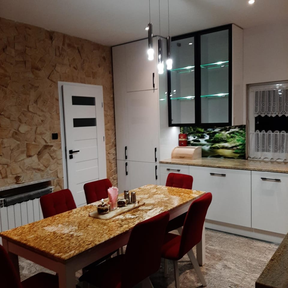 Kitchen or kitchenette, Dining area