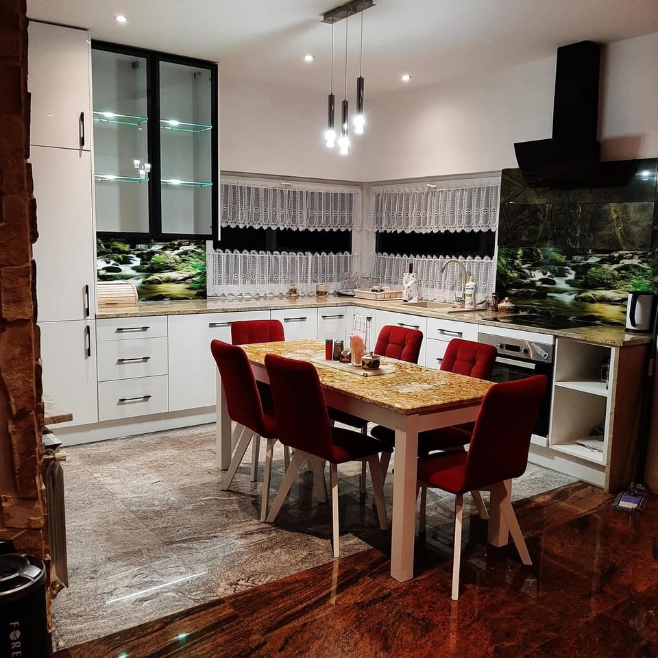 Dining area, pet friendly, stove