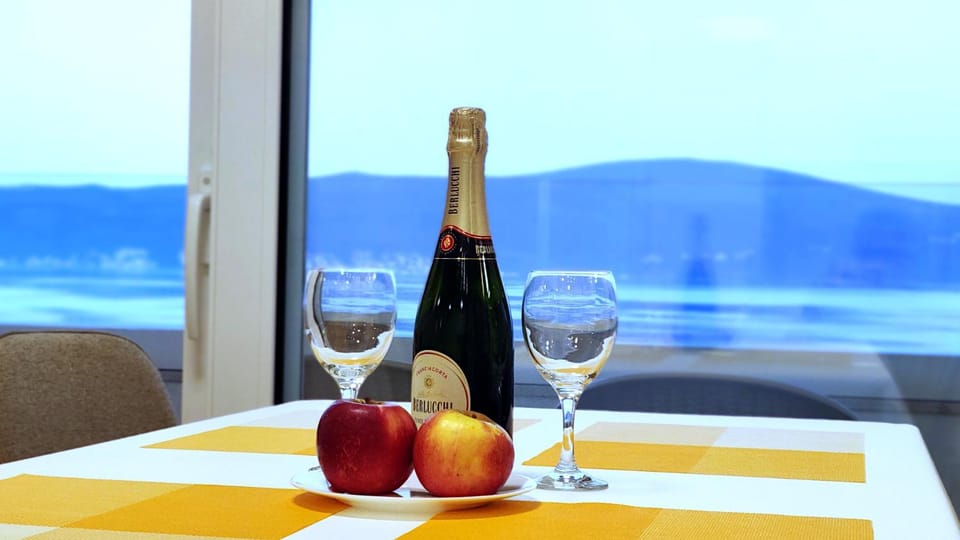 Food and drinks, Dining area, Food, Sea view, Drinks