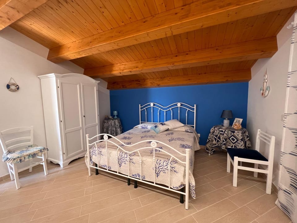 Photo of the whole room, Bedroom, wardrobe