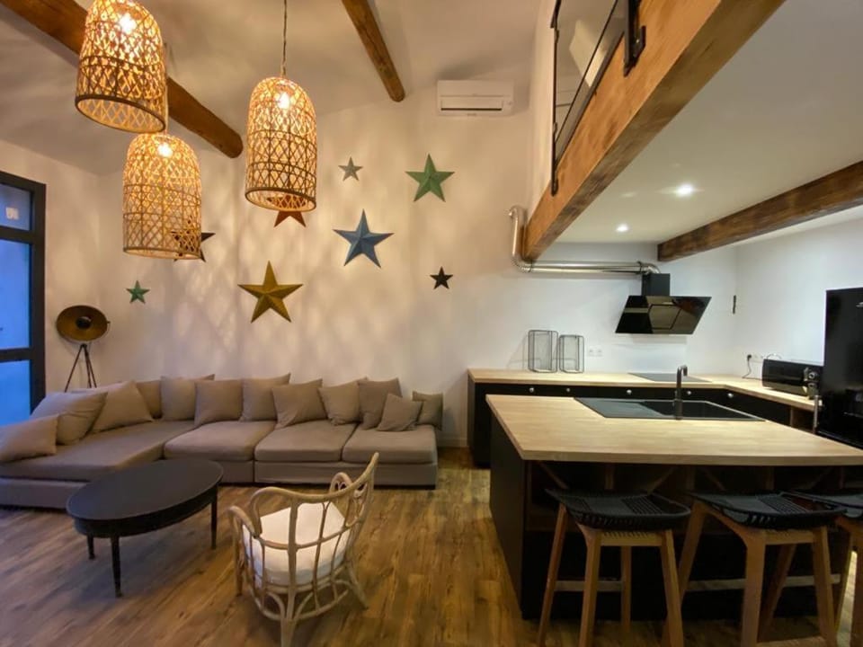 Kitchen or kitchenette, Living room, Seating area