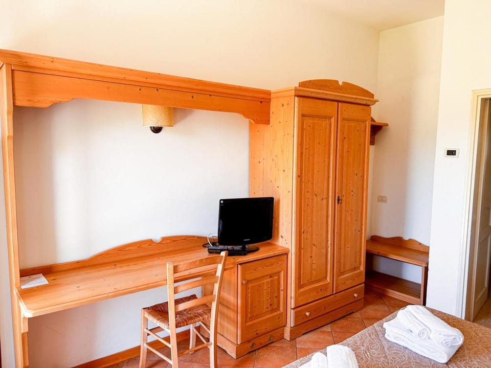 Bed, TV and multimedia, Evening entertainment, Bedroom