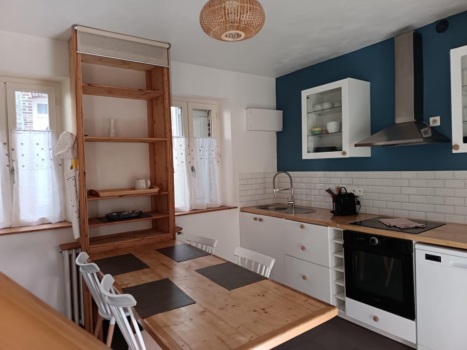 Kitchen or kitchenette, Dining area, dishwasher, oven, stove