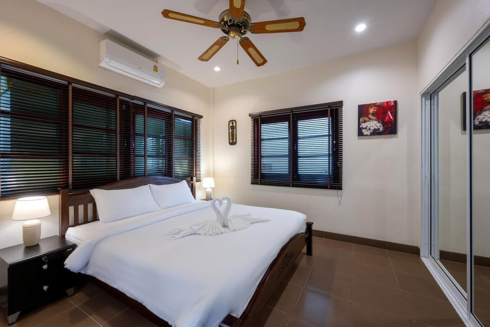 Bed, Photo of the whole room, Bedroom, fireplace, air conditioner