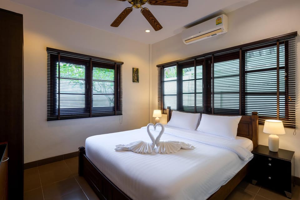 Bed, Photo of the whole room, Bedroom, fireplace, towels, air conditioner