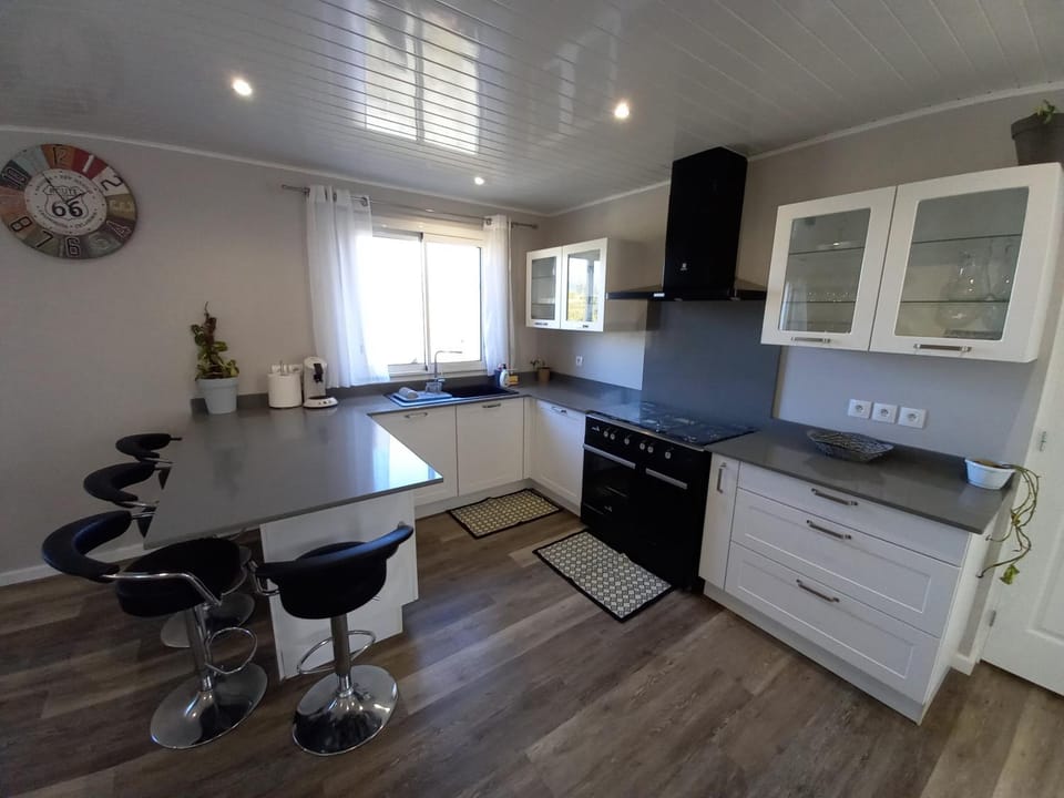 Coffee/tea facilities, Kitchen or kitchenette, Dining area, Swimming pool, dishwasher, minibar, pet friendly, toaster