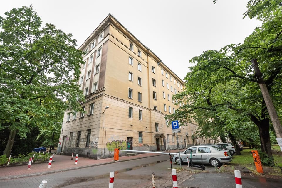 Property building, Neighbourhood, Location