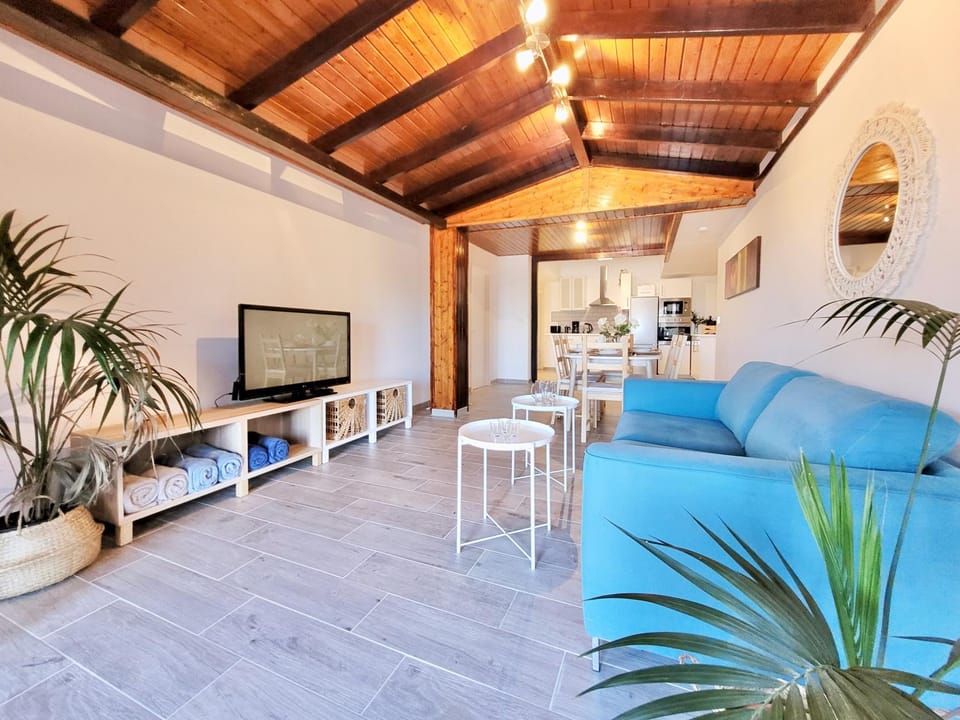 TV and multimedia, Kitchen or kitchenette, Living room, Seating area, Dining area
