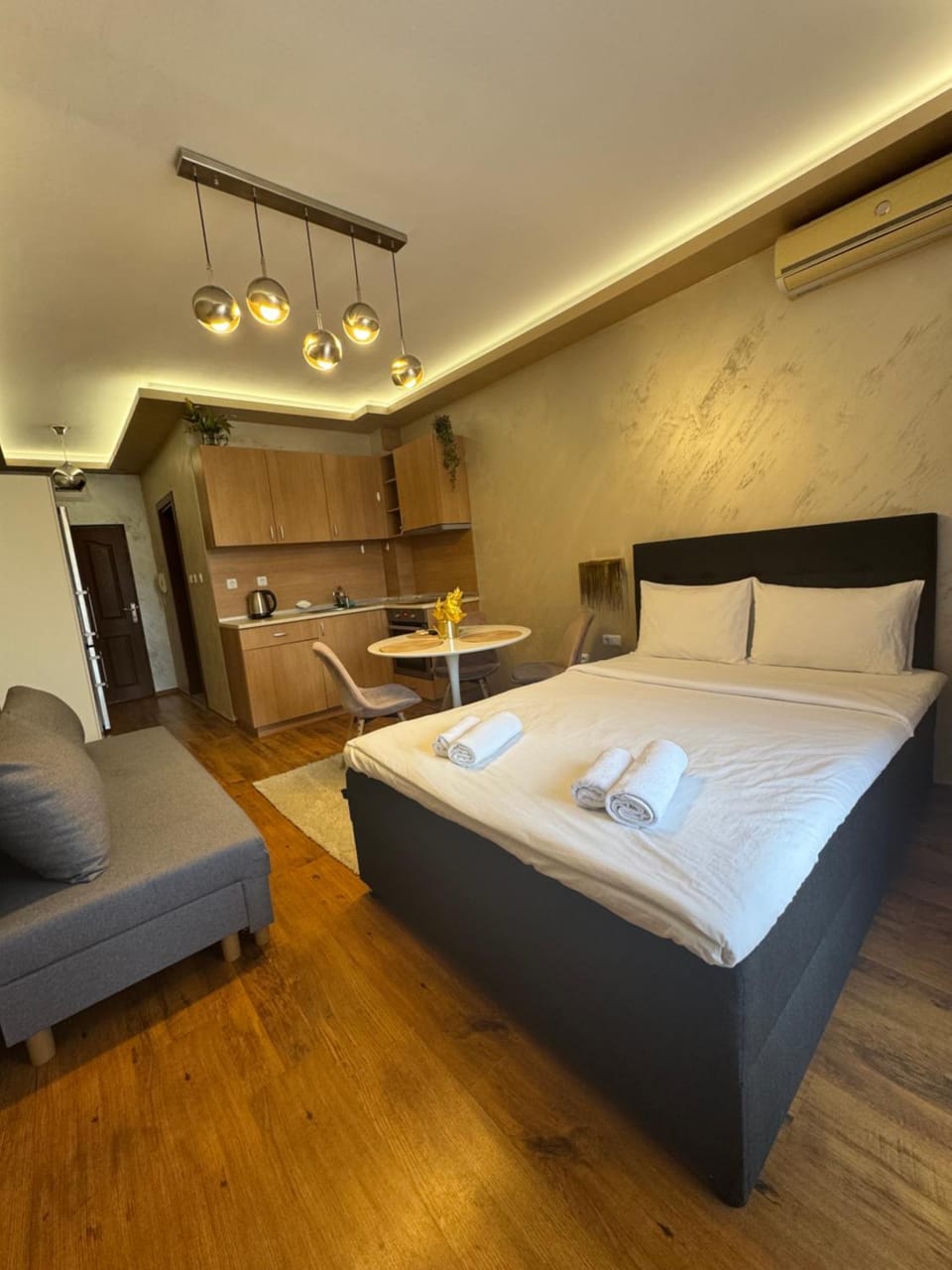 Bed, Kitchen or kitchenette, Living room, Photo of the whole room, Seating area, Bedroom, towels