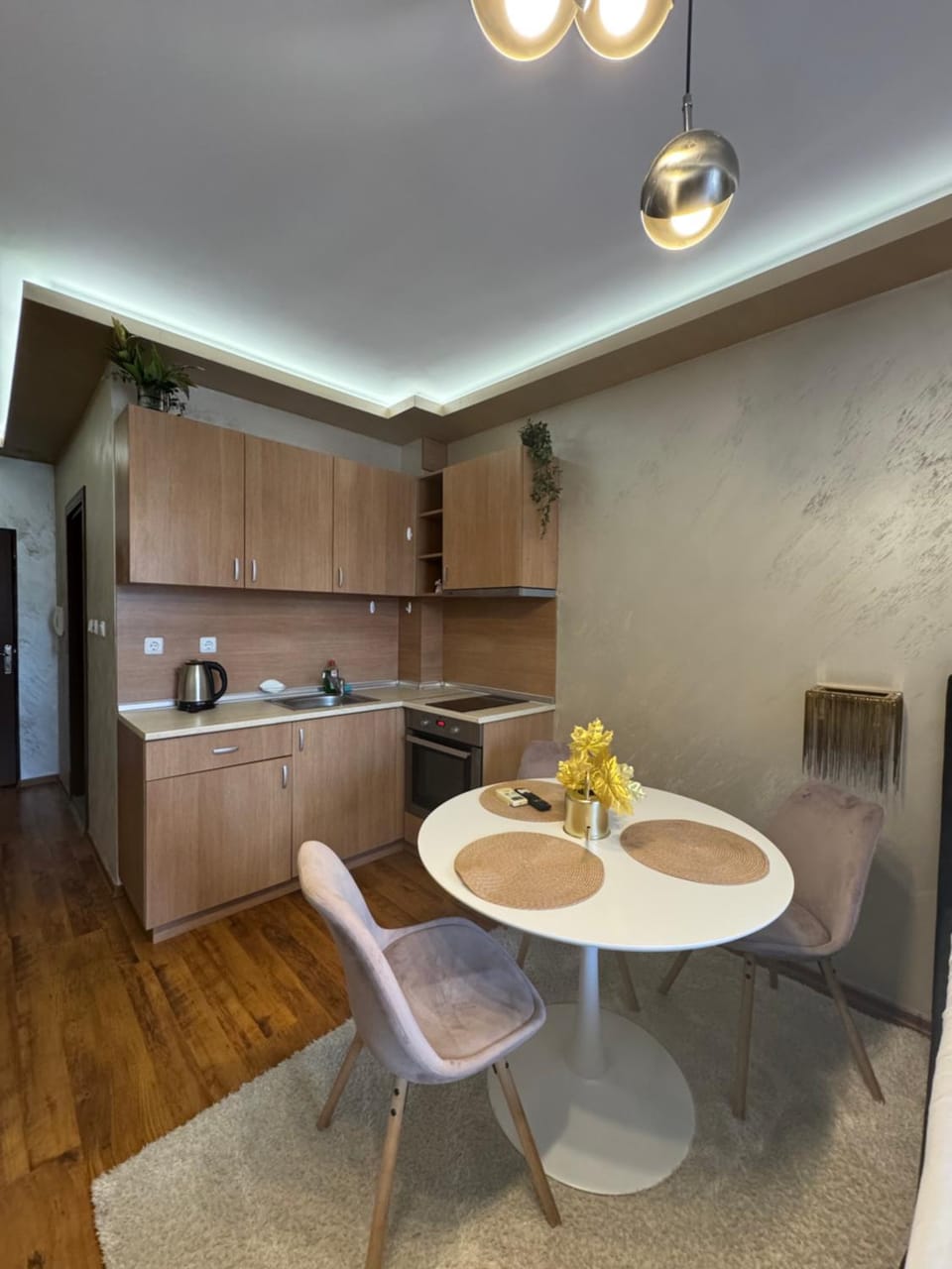 Kitchen or kitchenette, Dining area, minibar, stove