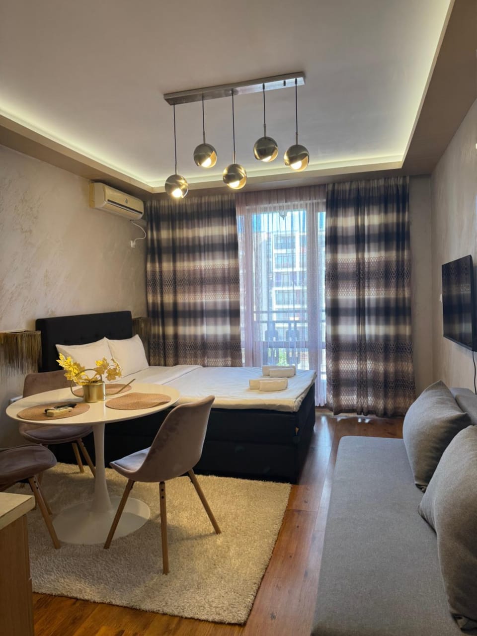 TV and multimedia, Living room, Seating area, Dining area