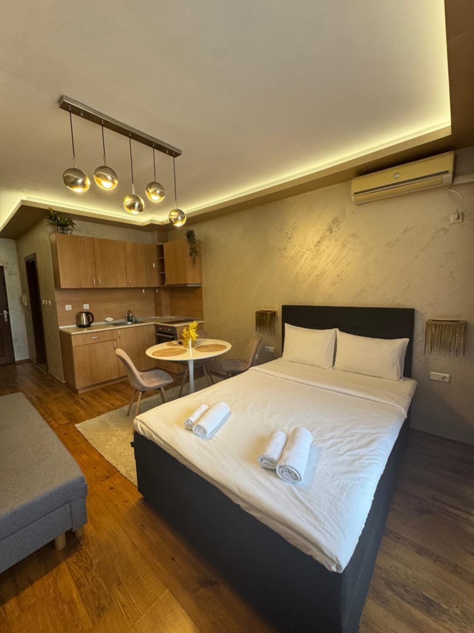 Bed, Kitchen or kitchenette, Living room, Photo of the whole room, Seating area, Bedroom, towels