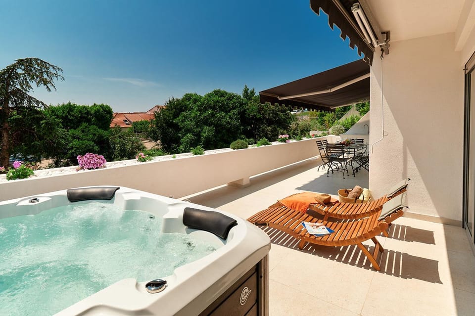 Day, Hot Tub, Food and drinks, Food, sunbed