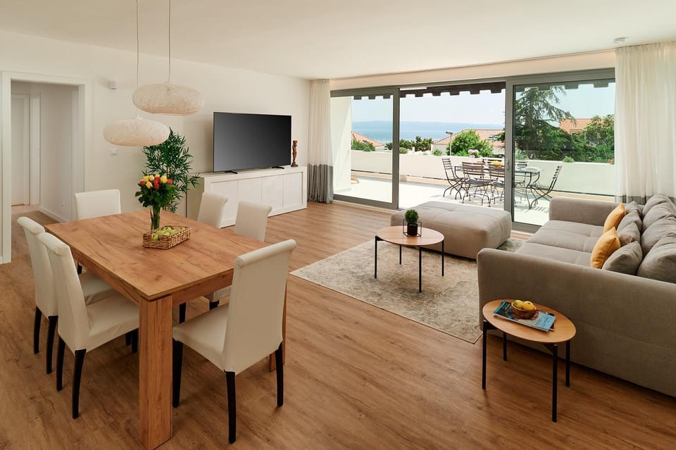 TV and multimedia, Living room, Seating area, Dining area