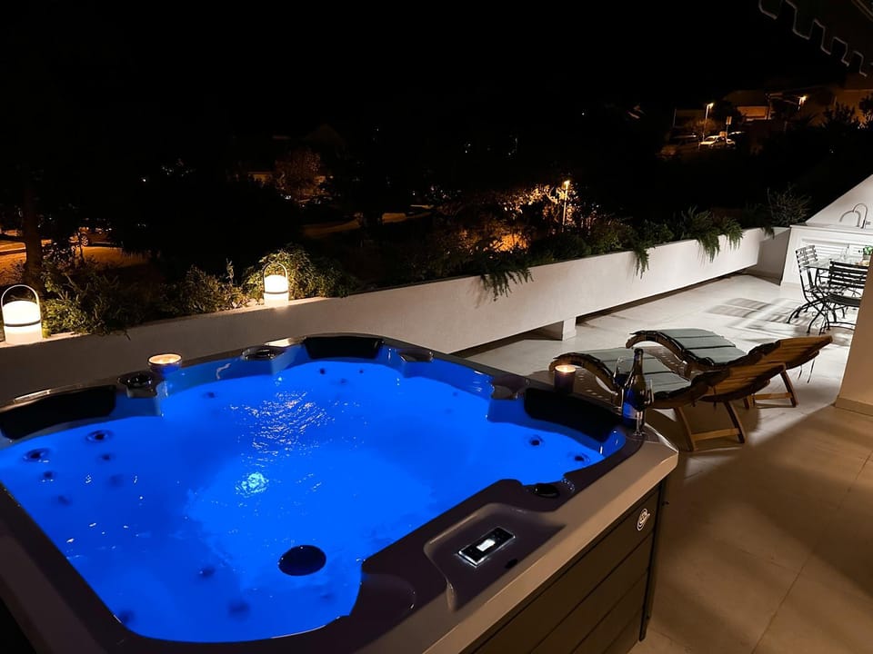 Night, Hot Tub