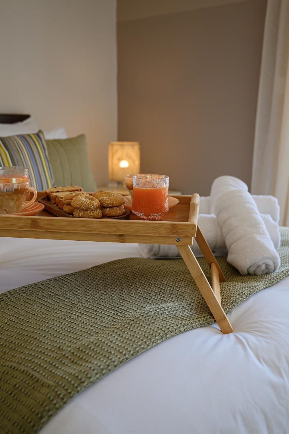 Bed, towels