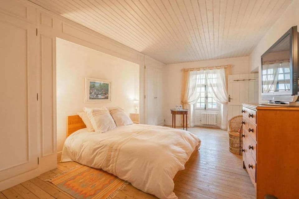Bed, TV and multimedia, Photo of the whole room, Bedroom
