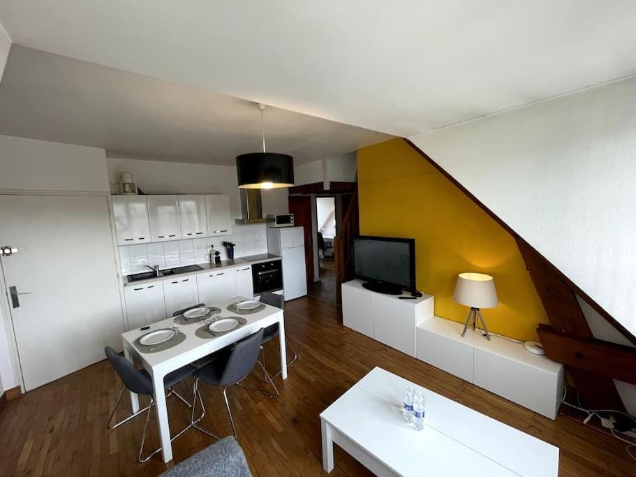 Kunzite YourHostHelper Apartment in Caen