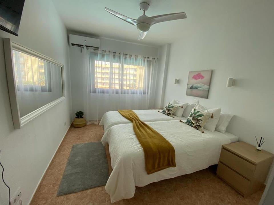 Bed, TV and multimedia, Photo of the whole room, Bedroom, fireplace, towels