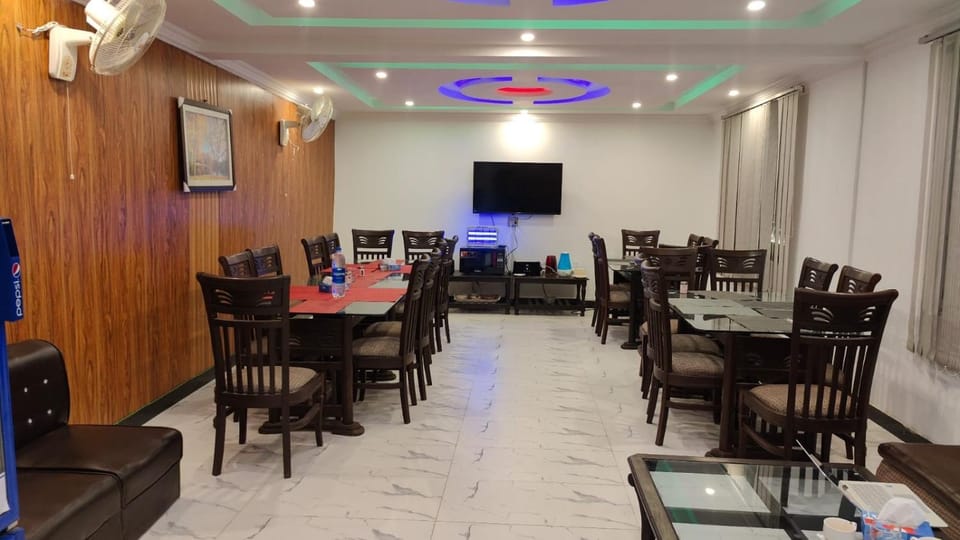 Communal lounge/ TV room, TV and multimedia, Seating area, Dining area