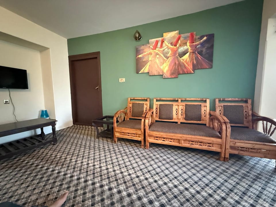 Communal lounge/ TV room, TV and multimedia, Living room, Seating area, Evening entertainment